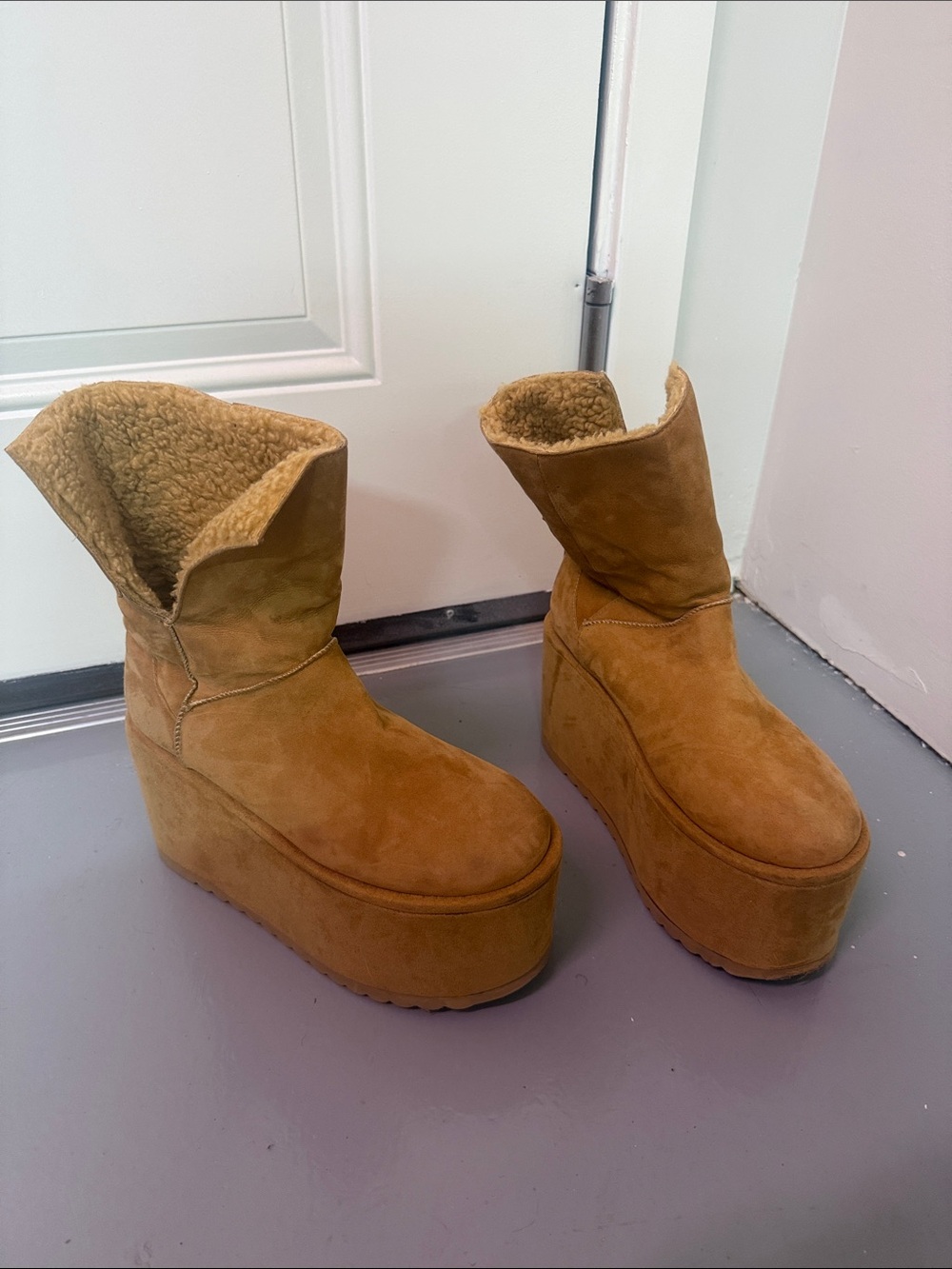 Darker wavs platform shearling boot